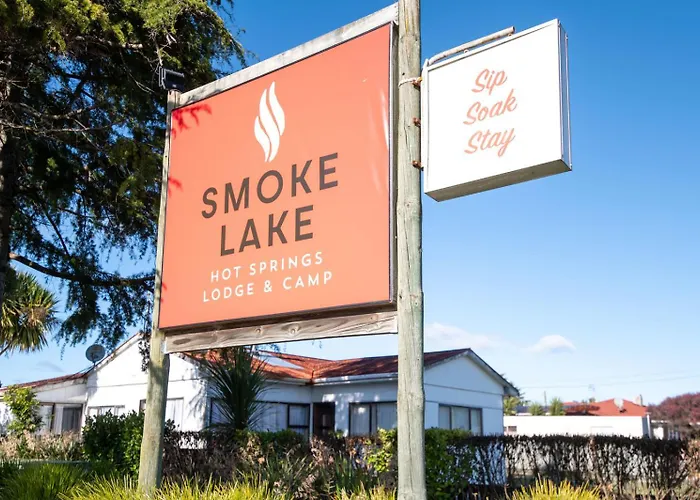 Smoke Hot Springs & Camp 호스텔 *