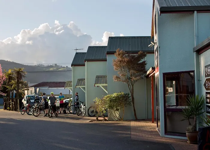 Smoke Hot Springs & Camp 호스텔